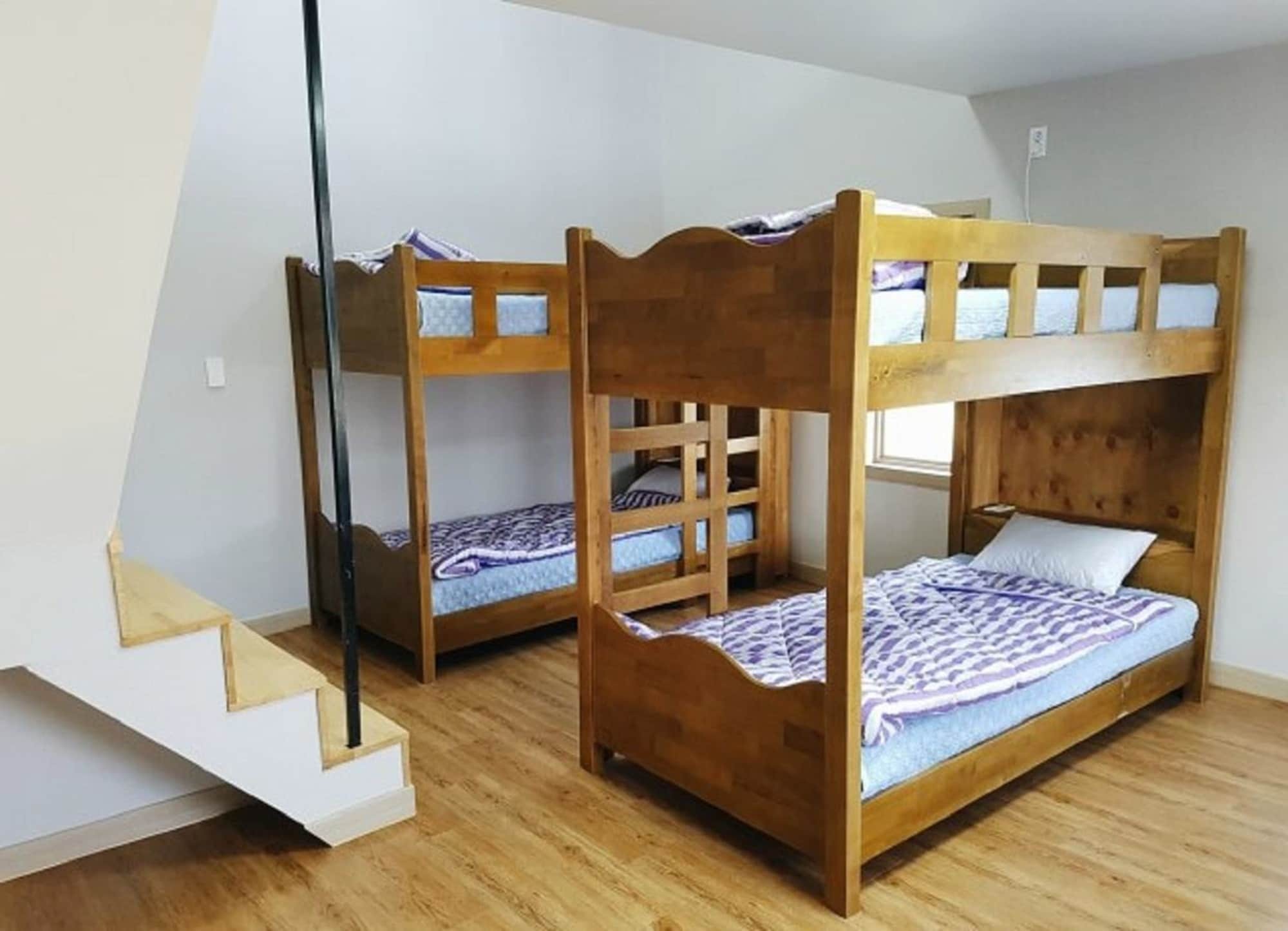 Two Wheels Guest House Seogwipo Bagian luar foto