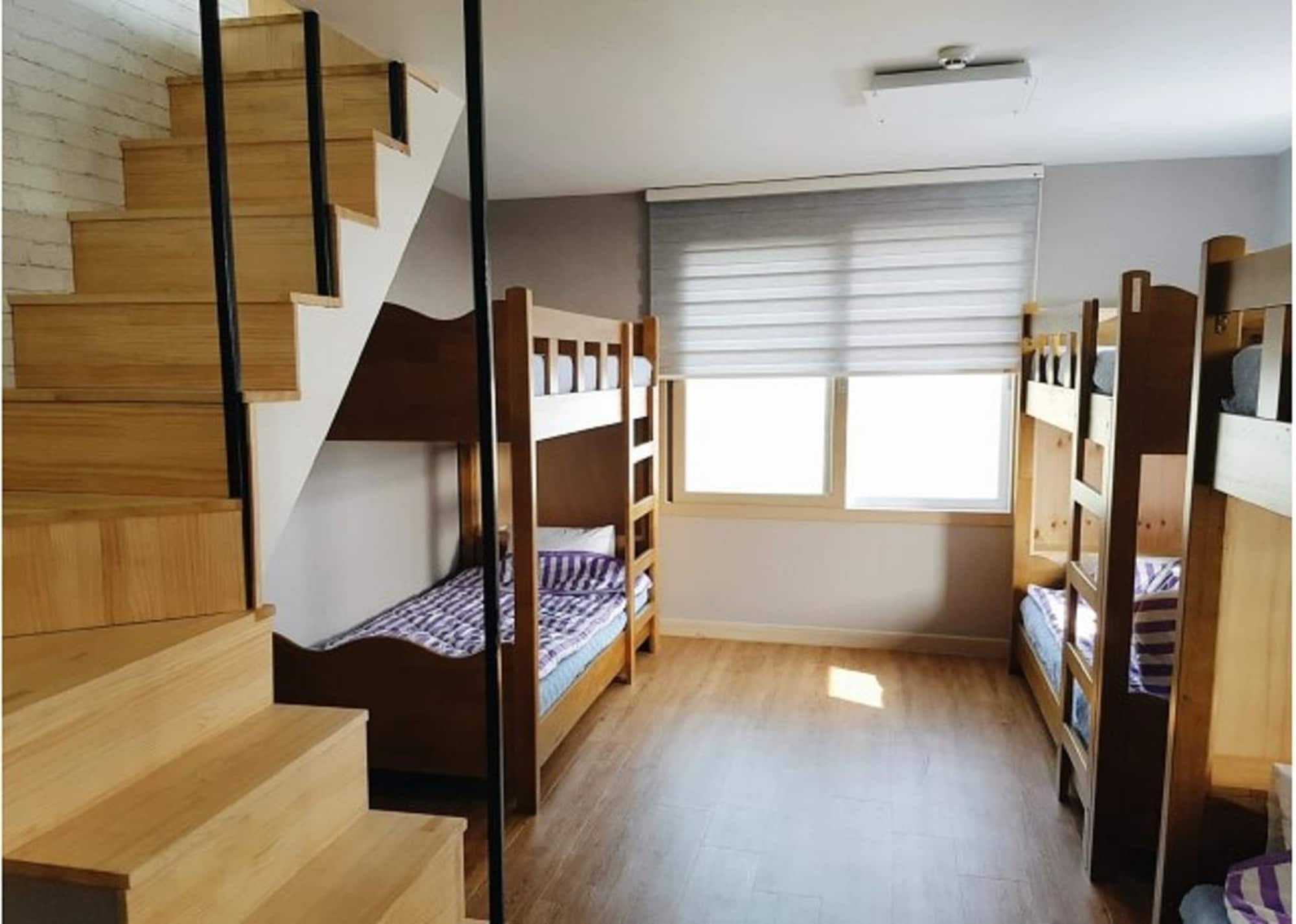 Two Wheels Guest House Seogwipo Bagian luar foto